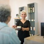 O erro do “posso ajudar?” no retalho O erro do “Posso ajudar?” no retalho. Como substituí-lo por uma abordagem agradável